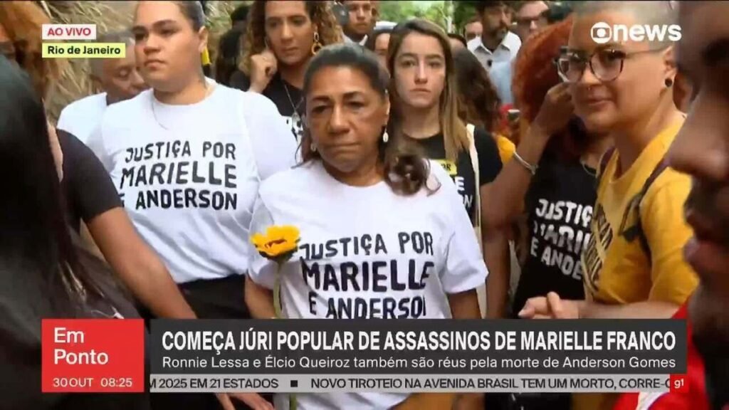 Chegada de famílias de Marielle Franco e Anderson Gomes para júri popular é marcada por aglomeração na entrada do TJRJ | Rio de Janeiro