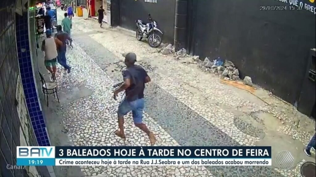 Homem morre e duas pessoas ficaram feridas em tiroteio no centro de Feira de Santana; suspeitos roubaram moto para fugir | Bahia