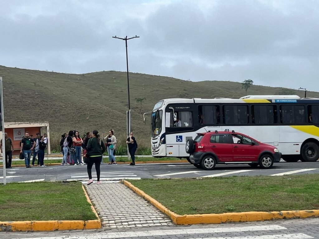 Moradores reclamam do transporte público na Rodovia do Contorno, em Volta Redonda Moradores reclamam do transporte público na Rodovia do Contorno, em Volta Redonda