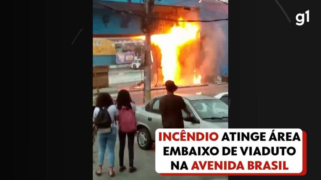 VÍDEO: Vazamento de gás cria 'lança-chamas' embaixo do viaduto na Av. Brasil VÍDEO: Vazamento de gás cria 'lança-chamas' embaixo do viaduto na Av. Brasil