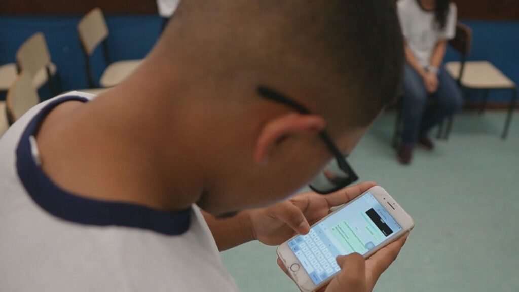 Comissão da Câmara aprova projeto que proíbe o uso de celular em escolas públicas e privadas Comissão da Câmara aprova projeto que proíbe o uso de celular em escolas públicas e privadas