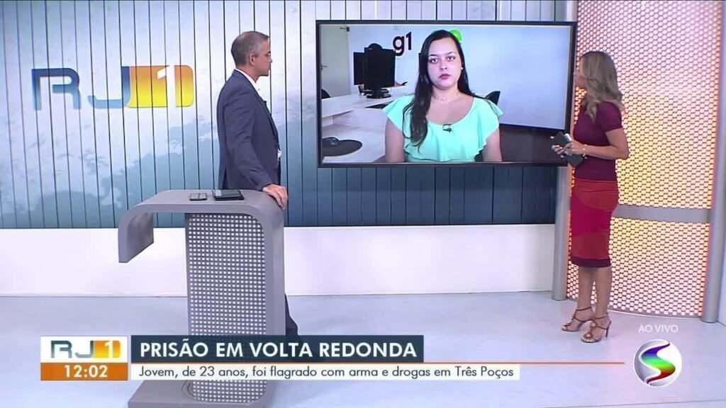 Jovem é PRESO COM ARMA E DROGAS EM BARRA MANSA Jovem é PRESO COM ARMA E DROGAS EM BARRA MANSA