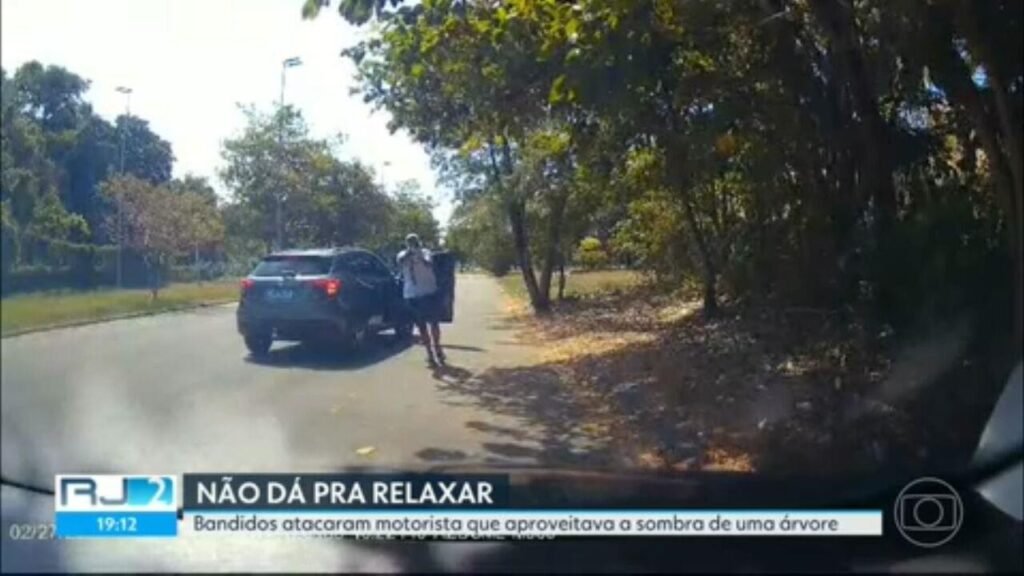 Motorista encosta para Descansar na Sombra de Árvore, Sofre Tentativa de Assalto e Tem Carro Alvejo na Ilha Fundão Motorista encosta para Descansar na Sombra de Árvore, Sofre Tentativa de Assalto e Tem Carro Alvejo na Ilha Fundão