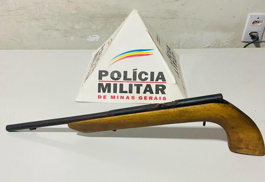Jovem é preso com arma de fogo após ameaçar pessoas em Montalvânia Jovem é preso com arma de fogo após ameaçar pessoas em Montalvânia