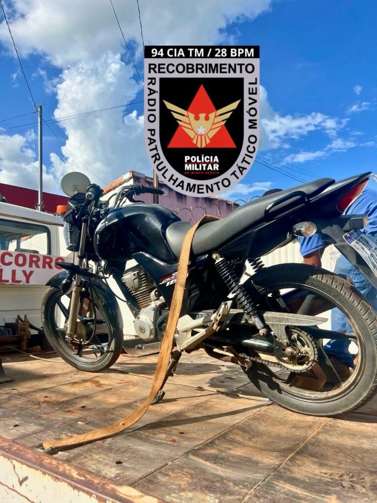 PMs apreendem crack com menor, entram em casa apontada como ponto do tráfico e encontram morador usando drogas com 5 adolescentes PMs apreendem crack com menor, entram em casa apontada como ponto do tráfico e encontram morador usando drogas com 5 adolescentes