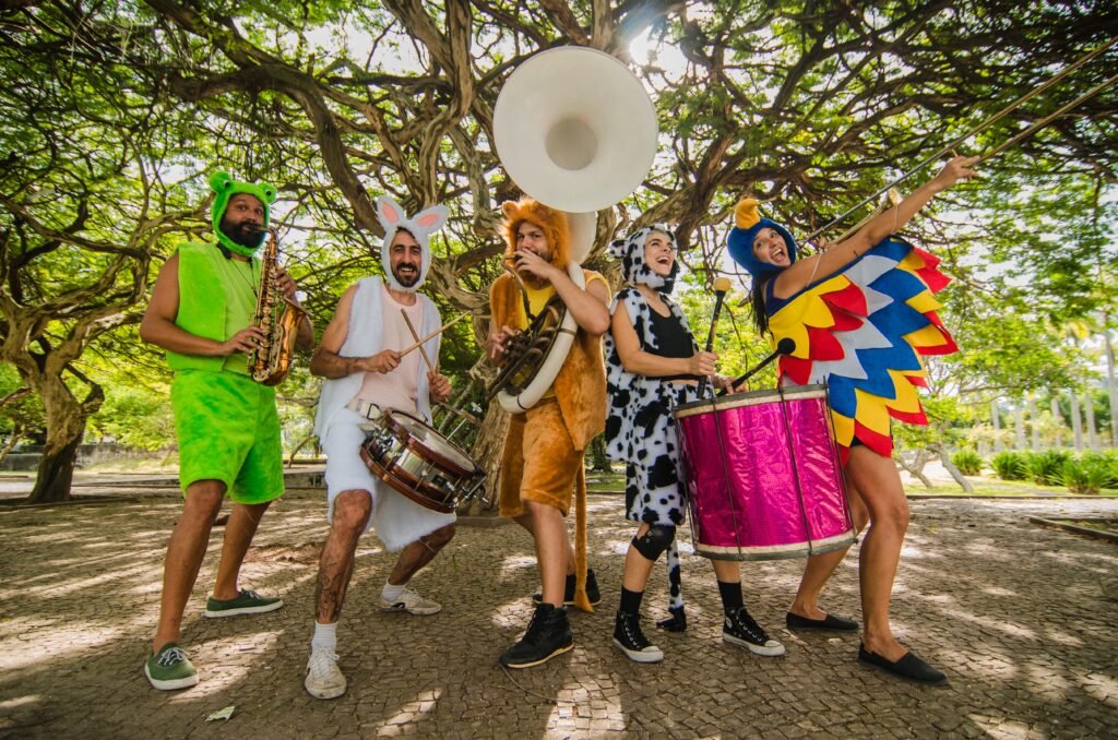 Bailes para adultos e crians, shows, Rodas de samba: veja o que fazer no rio, fóruns dos blocos e sapucaí | Guia RJ