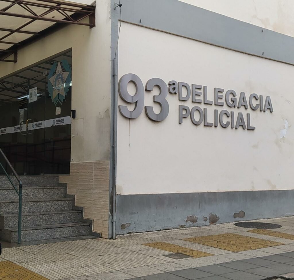 Homem ére é PRESO POR DIRIGIR BUSRIAGADO E SE ANIMPOLVER EM ACIDE COM CARRO FURTADO EM VOLTA REDONDA Homem ére é PRESO POR DIRIGIR BUSRIAGADO E SE ANIMPOLVER EM ACIDE COM CARRO FURTADO EM VOLTA REDONDA