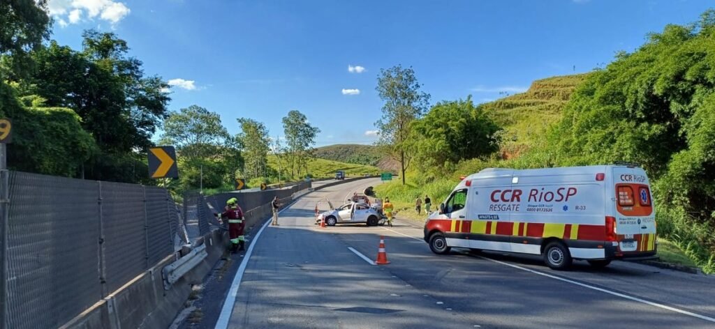 Carro Capota e Deata Uma Pessoa Ferida na via Dutra Em Barra Mansa Carro Capota e Deata Uma Pessoa Ferida na via Dutra Em Barra Mansa