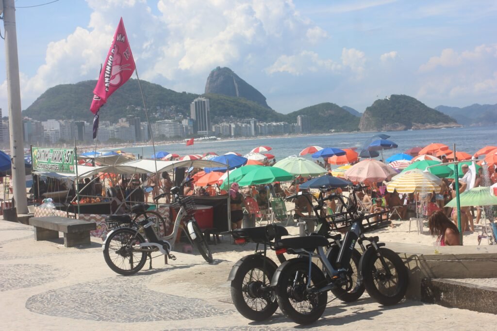 Prefeitura do Rio proíbe circulação e estacionamento de ciclomotores, patinetes e bicicletas elétricas na orla Prefeitura do Rio proíbe circulação e estacionamento de ciclomotores, patinetes e bicicletas elétricas na orla