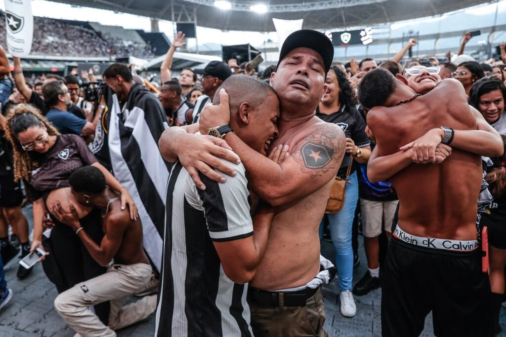 Foto da imprensa mundial Exibe no Rio O MELHOR DO FOTOJORNALISMO Mundial; TRAGÉDIA NO SUL, FESTA DO BOTAFOGO E MEDINA 'VOIdor' São DeStaques Foto da imprensa mundial Exibe no Rio O MELHOR DO FOTOJORNALISMO Mundial; TRAGÉDIA NO SUL, FESTA DO BOTAFOGO E MEDINA 'VOIdor' São DeStaques