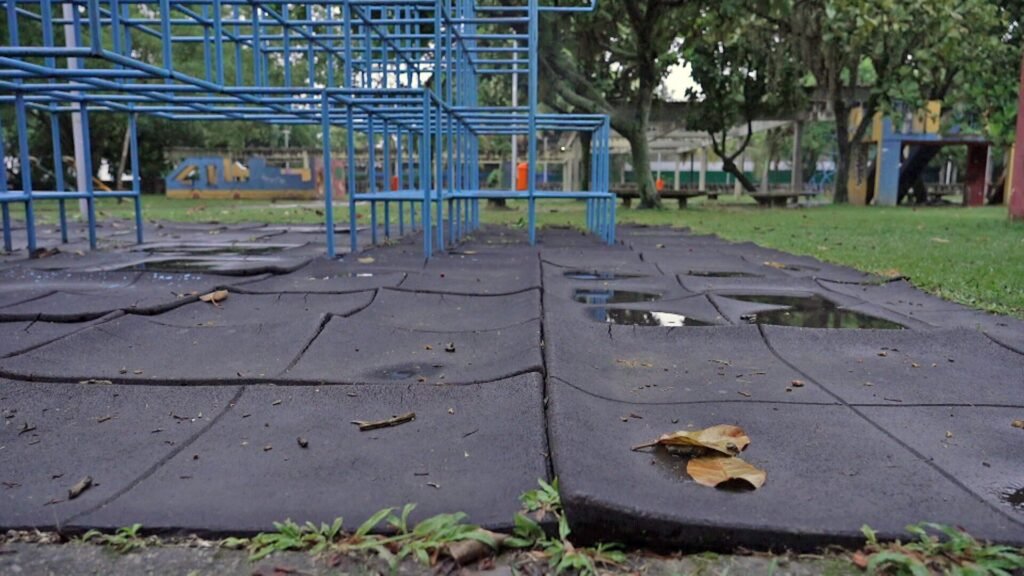 Parque Dos Patins Deteriorado: Área Está Sem Banheiros e Combrinquedos Quebrados Parque Dos Patins Deteriorado: Área Está Sem Banheiros e Combrinquedos Quebrados