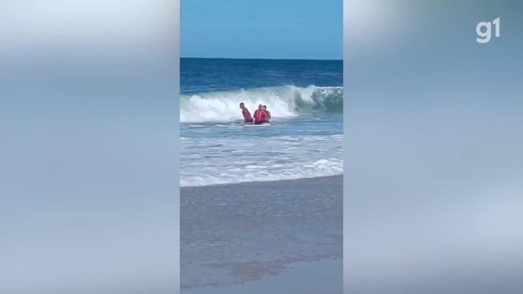 Adolescentes São Salvos de Afogamento em Praia de Maricá Adolescentes São Salvos de Afogamento em Praia de Maricá