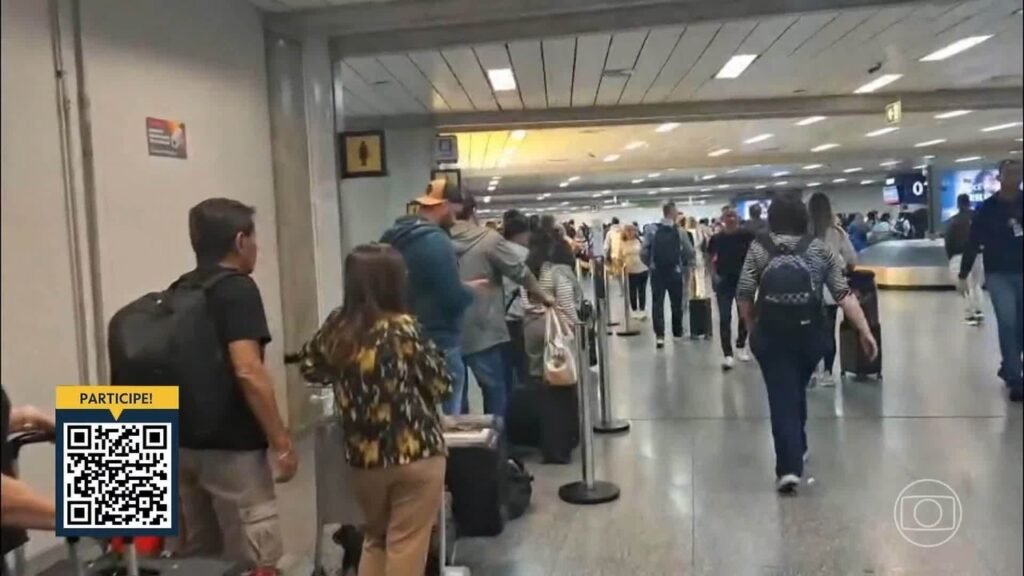 Passageiros Enfrentam Longas Filas No Aeroporto Galeão Passageiros Enfrentam Longas Filas No Aeroporto Galeão