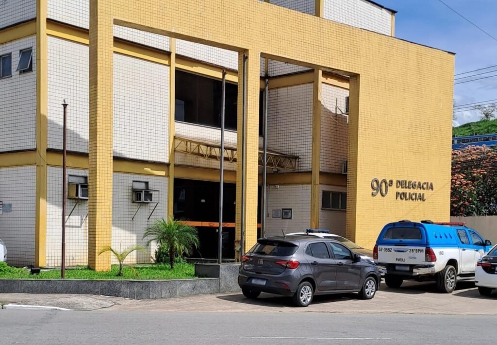 Mulher e Jovem São Presas Após Tentário Impedir Apreensão de Moto e Provocar Tumulto Em Barra Mansa Mulher e Jovem São Presas Após Tentário Impedir Apreensão de Moto e Provocar Tumulto Em Barra Mansa