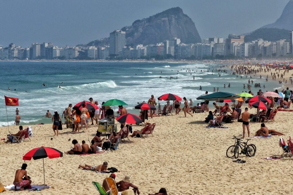 Paes Recua Nas Novas Normas para praias e Mantém Garrafas de Vidro, Música Ao Vivo e Nomes de Barracas | Rio de Janeiro