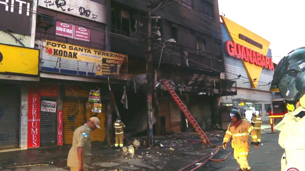 Incêndio atinge prédio Comercial em São João de Meriti Incêndio atinge prédio Comercial em São João de Meriti