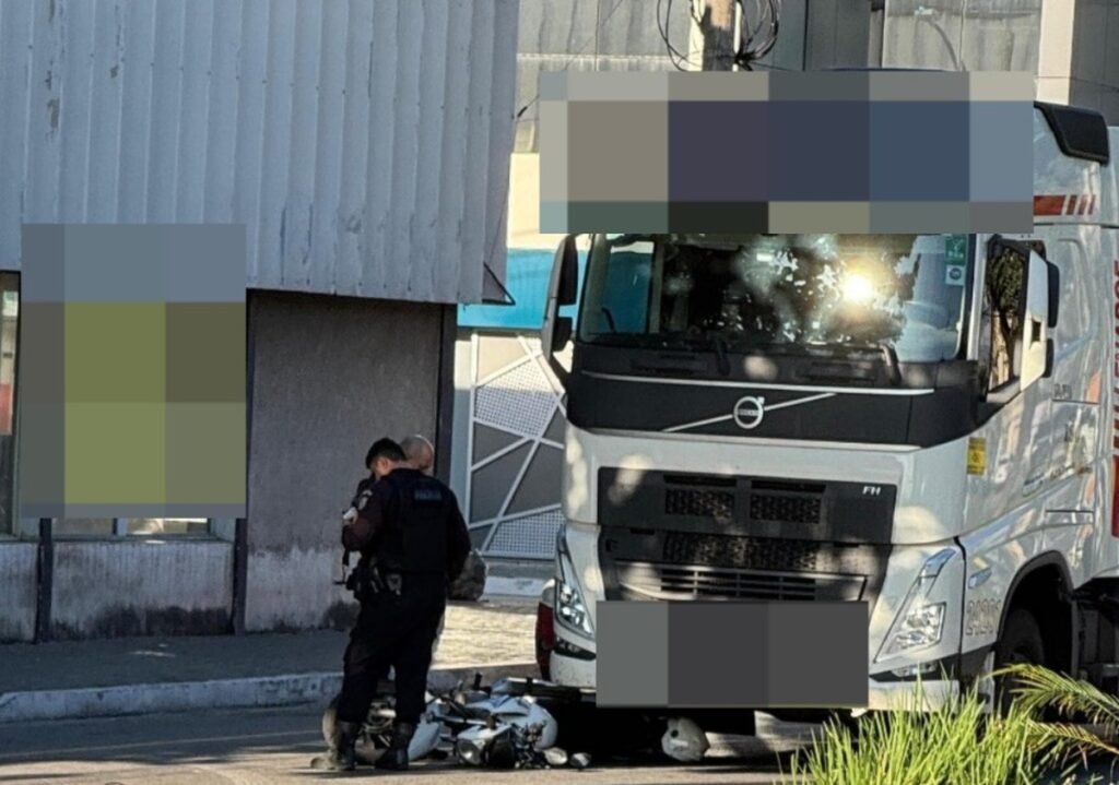 Acidenthe Entre Caminhão e Moto Deata Homem Ferido em Volta Redonda Acidenthe Entre Caminhão e Moto Deata Homem Ferido em Volta Redonda