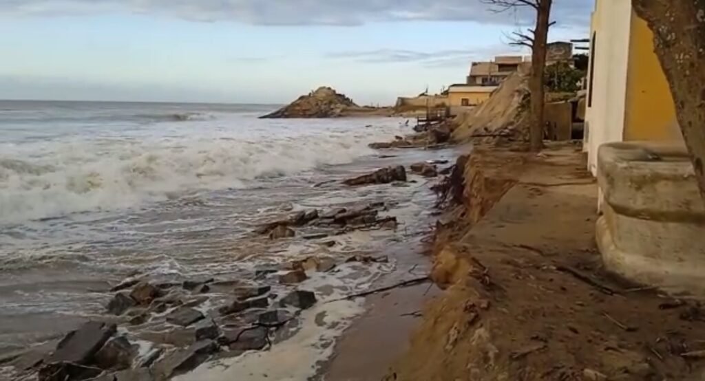 Atafona: um Praia Brasileira Que O Mar Está Engolindo Atafona: um Praia Brasileira Que O Mar Está Engolindo