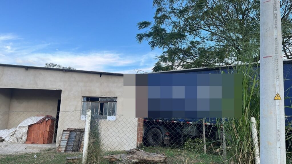 Carreta Perde Controle, Bate Em Carro e invadir a Casa Na via Dutra, Em Porto Real | Sul do rio e costa verde
