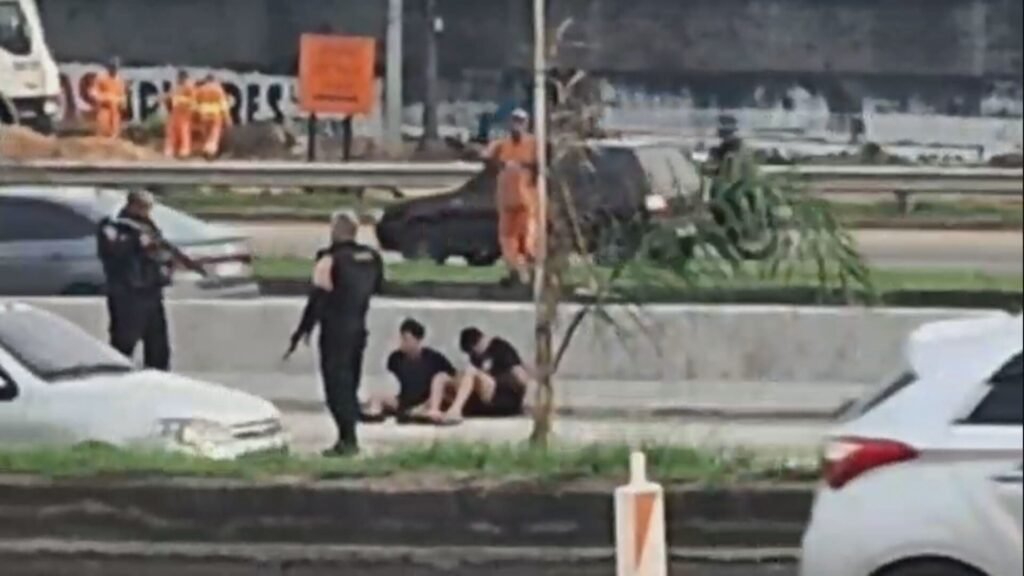 Bandidos atacam ônibus afrescão na avenida brasil e roubam passageiros; 2 São Preos Bandidos atacam ônibus afrescão na avenida brasil e roubam passageiros; 2 São Preos