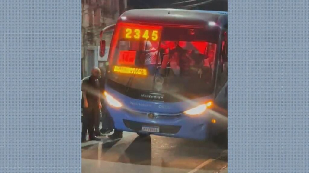 Assaltante Tenta Roubar Passageiros de ônbo com Arma Falsa, É Imobilizado e Acaba pré – Assaltante Tenta Roubar Passageiros de ônbo com Arma Falsa, É Imobilizado e Acaba pré –