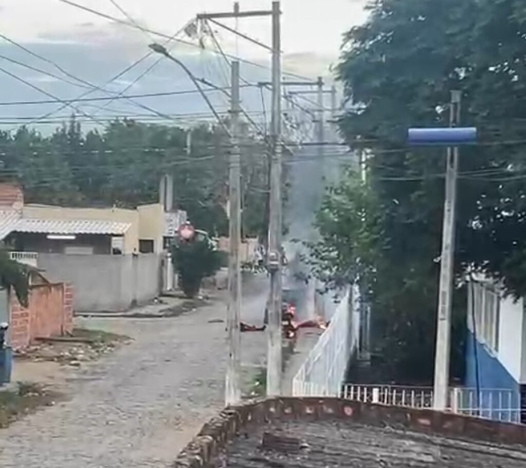 DOIS HOMENS MORREM ELETROCUTOS APÓS ENCOSTAR EM CABO DE ALTA TENSÃO EM PARQUE DOIS HOMENS MORREM ELETROCUTOS APÓS ENCOSTAR EM CABO DE ALTA TENSÃO EM PARQUE