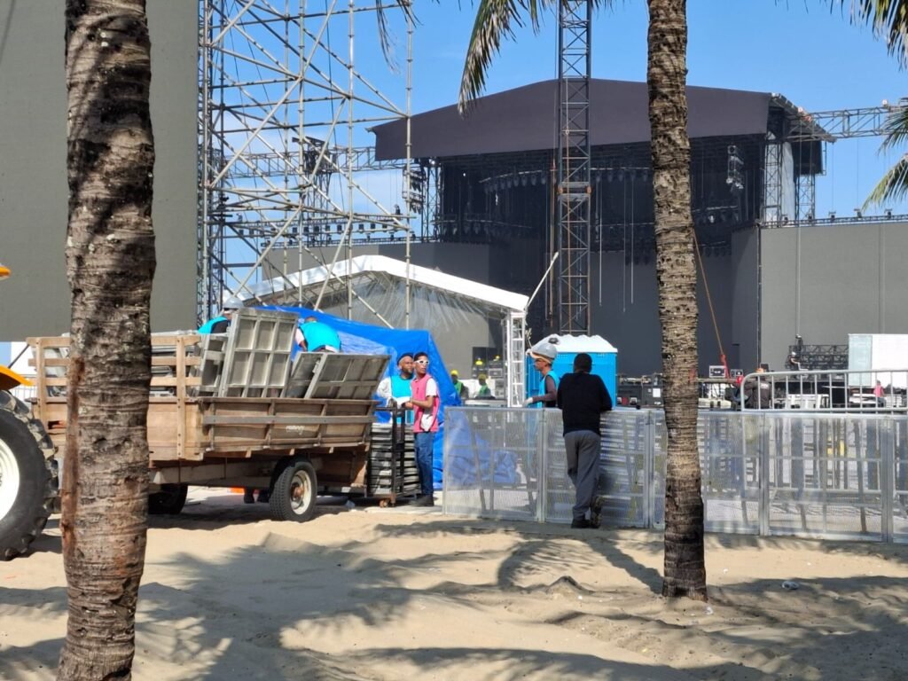 Mega estrutura do show de lady gaga é desmontada em copacabana e show já deixa saudade em 'pequenos monstros' Mega estrutura do show de lady gaga é desmontada em copacabana e show já deixa saudade em 'pequenos monstros'
