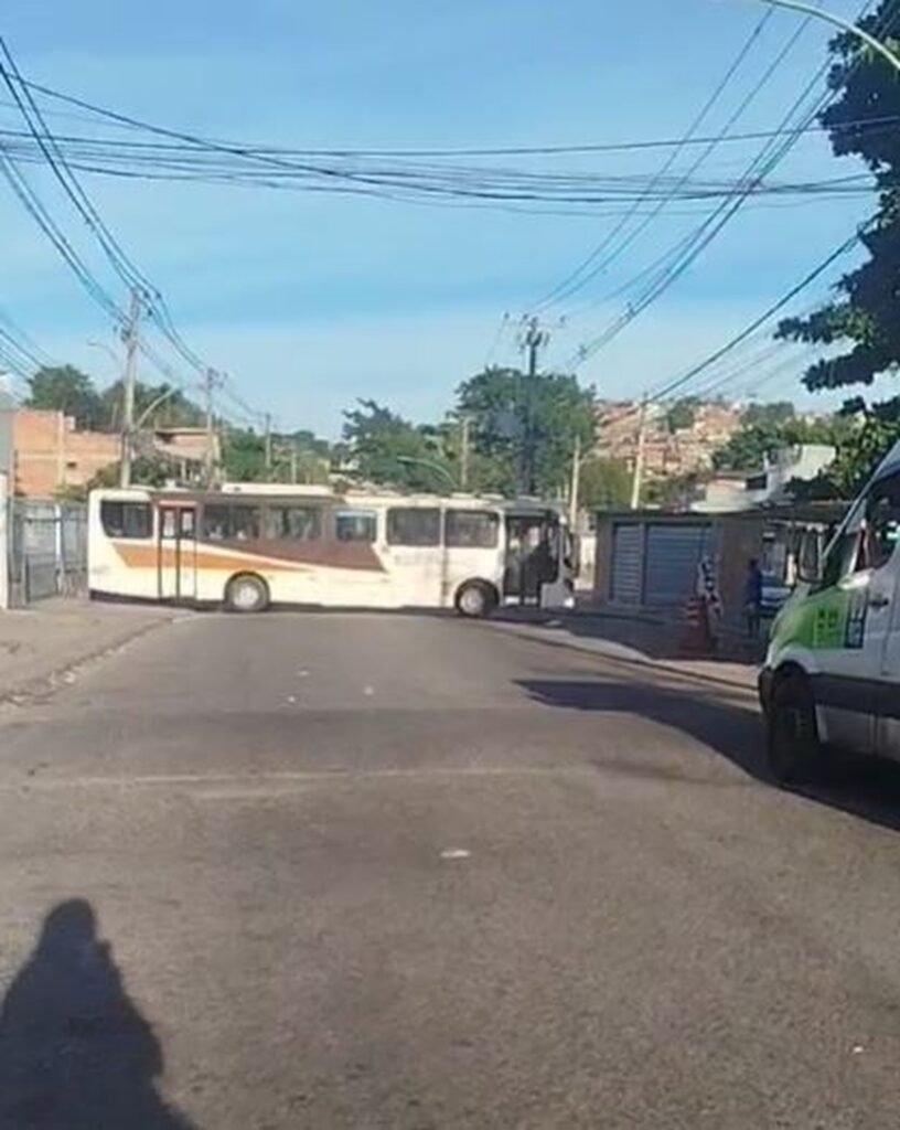 Ônibus é tomado e Unosado por criminosos como barricada em costa barros Ônibus é tomado e Unosado por criminosos como barricada em costa barros