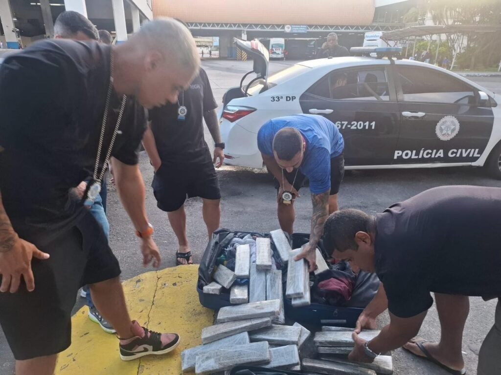 Polícia prenda civil 5 paraguaios que traziam em ônibus drogas de sp para o rio Polícia prenda civil 5 paraguaios que traziam em ônibus drogas de sp para o rio