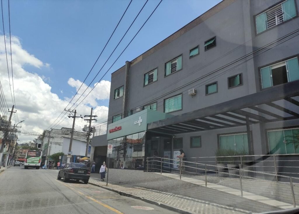 Homem é agredido em via pública por homens armados em barra mansa Homem é agredido em via pública por homens armados em barra mansa