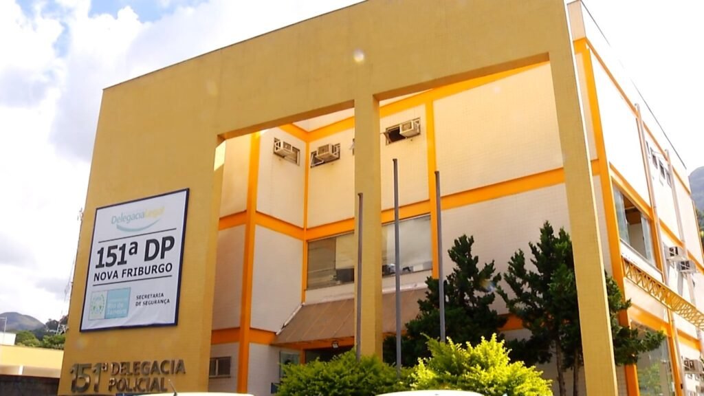 Suspeito de Fazer Delivery de Drogas é PRESO em Nova Friburgo, sem RJ Suspeito de Fazer Delivery de Drogas é PRESO em Nova Friburgo, sem RJ