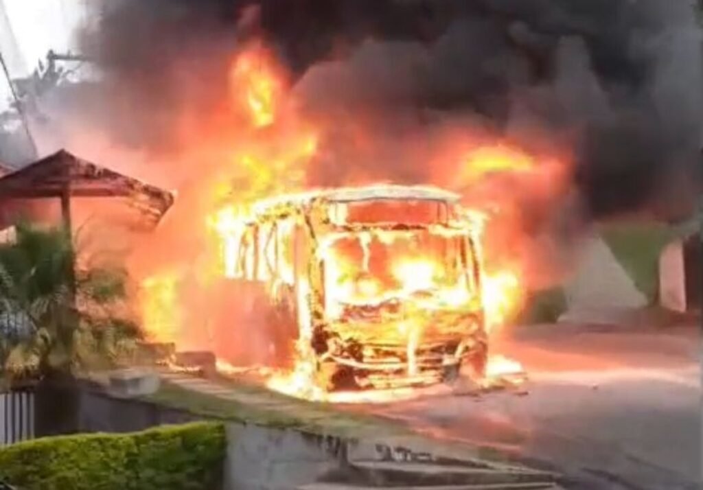 Ônibus pega fogo na rj-150, em Nova Friburgo; Ninguém Ficou Ferido Ônibus pega fogo na rj-150, em Nova Friburgo; Ninguém Ficou Ferido