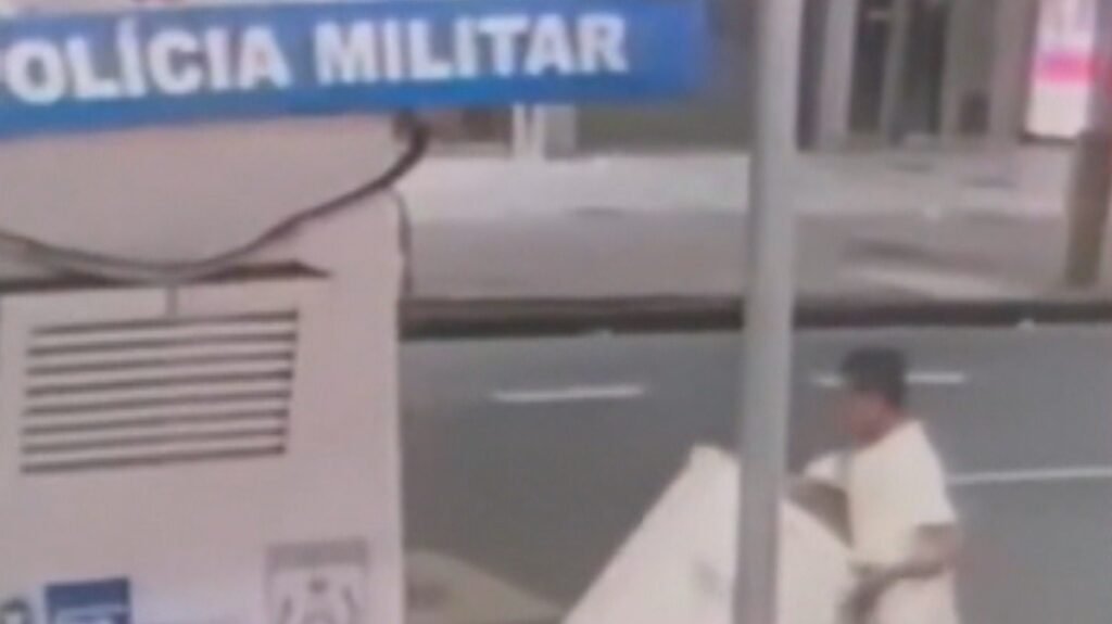 Dupla Furta Geladeira de Cabine da PM em Ipanema e Acaba Presa; VÍDEO Dupla Furta Geladeira de Cabine da PM em Ipanema e Acaba Presa; VÍDEO