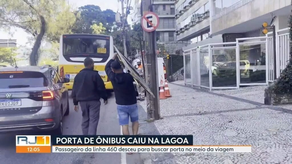 VÍDEO: Porta de ônbo Cai na Lagoa, E Passageiro Desce do Coletivo para Buscar VÍDEO: Porta de ônbo Cai na Lagoa, E Passageiro Desce do Coletivo para Buscar