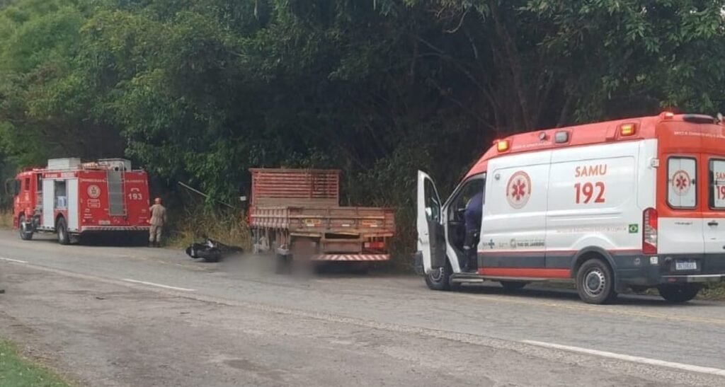 Jovem Morre Em Acidente Entre Moto e Caminhão Na RJ-121, Em Vassouras Jovem Morre Em Acidente Entre Moto e Caminhão Na RJ-121, Em Vassouras