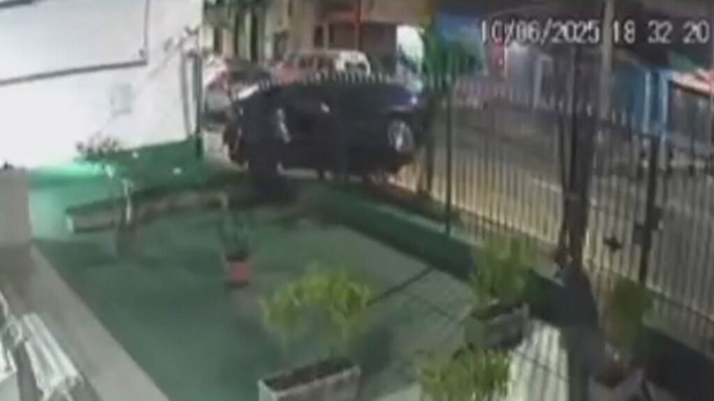 VÍDEO: MOTORISTA REAGE UM ASSALTO, JOGA VEÍCULO CONTRA BANDIDO E CHEGA A DERRUBAR GRADE VÍDEO: MOTORISTA REAGE UM ASSALTO, JOGA VEÍCULO CONTRA BANDIDO E CHEGA A DERRUBAR GRADE