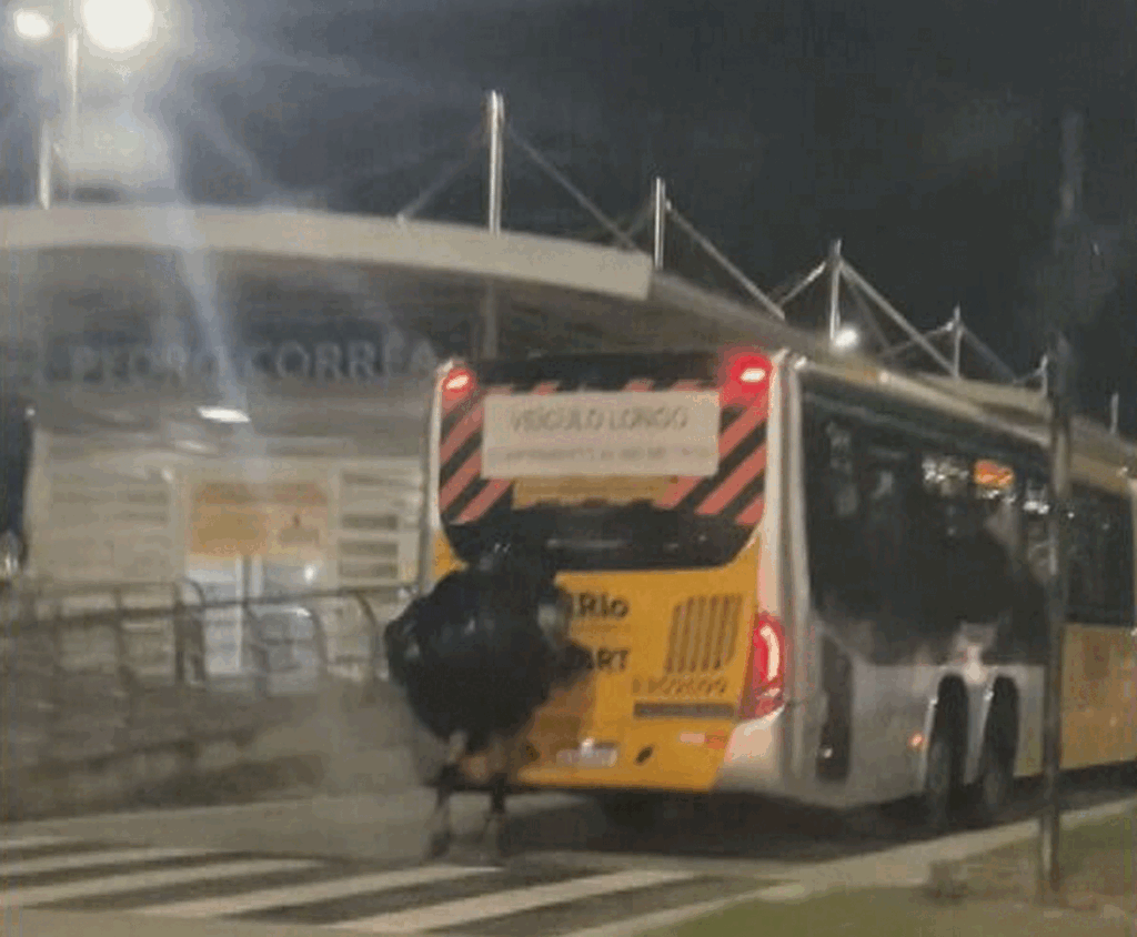 Immudênia: Homem de Patins Pega 'Carona' na traseira de ônbo do brt na zona oeste do Rio