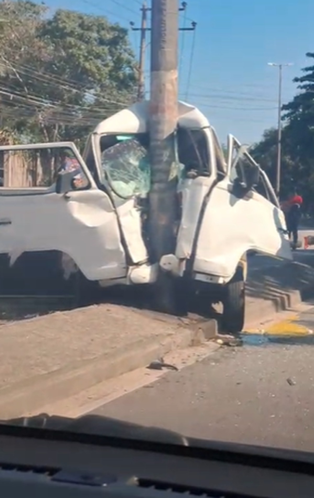 Homem Morre Após Kombi Bater em Poste Em Santísimo, Na Zona Oeste do Rio Homem Morre Após Kombi Bater em Poste Em Santísimo, Na Zona Oeste do Rio