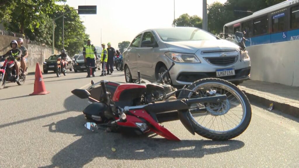 Dois homens são baleados dentro de carros em regiões diperentes do rio em menos de uma hora Dois homens são baleados dentro de carros em regiões diperentes do rio em menos de uma hora