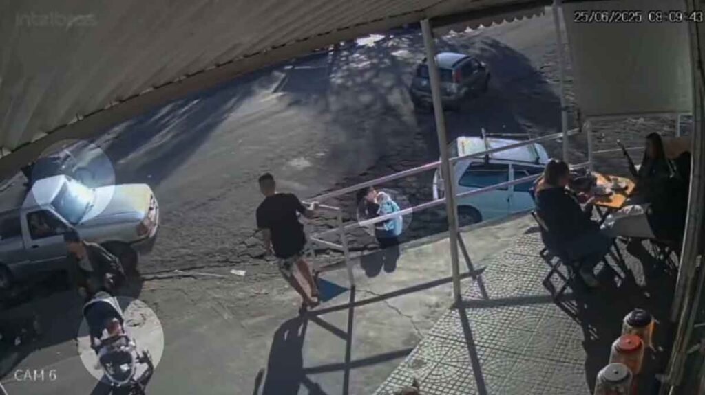 Com Rua Cheia e Bebês Passando, Homem E Mulher São Executados A Tiros Em Mangaratiba; VÍDEO Com Rua Cheia e Bebês Passando, Homem E Mulher São Executados A Tiros Em Mangaratiba; VÍDEO