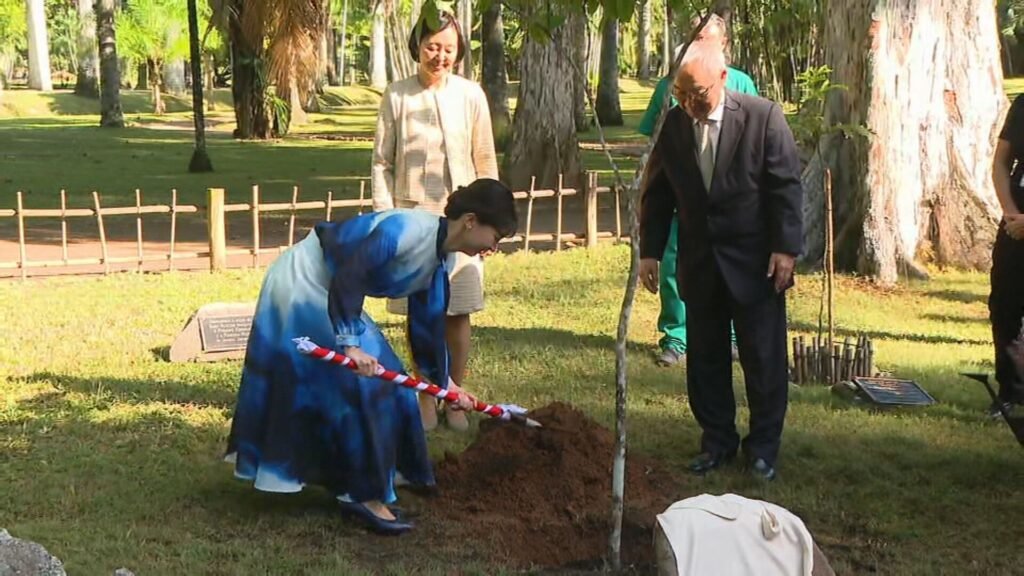 Princesa do Japão Visita Jardim Botânico e Planta Muda de Ipê Amarelo Princesa do Japão Visita Jardim Botânico e Planta Muda de Ipê Amarelo