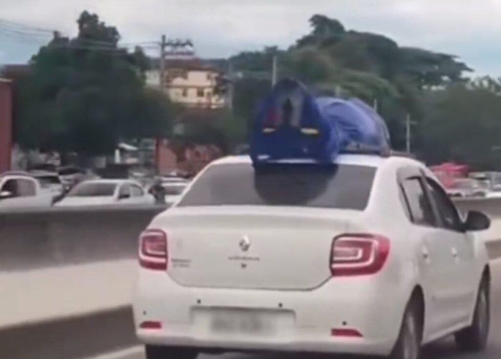 É #fake que vídeo Mostre Transporte de Cadáver em Teto de Carro no Rio | Fato ou falso