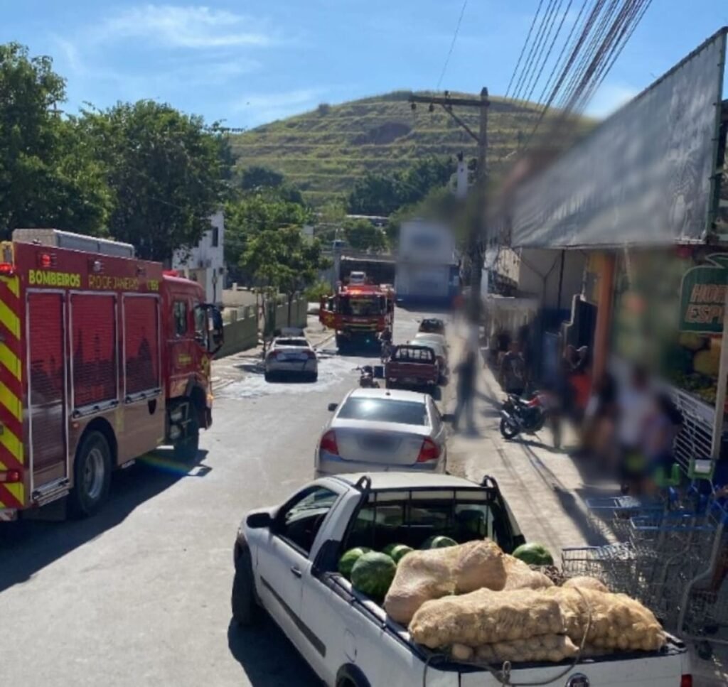 Mulher é levada ao hospital APÓs Carro Pegar Fogo Em Volta Redonda Mulher é levada ao hospital APÓs Carro Pegar Fogo Em Volta Redonda
