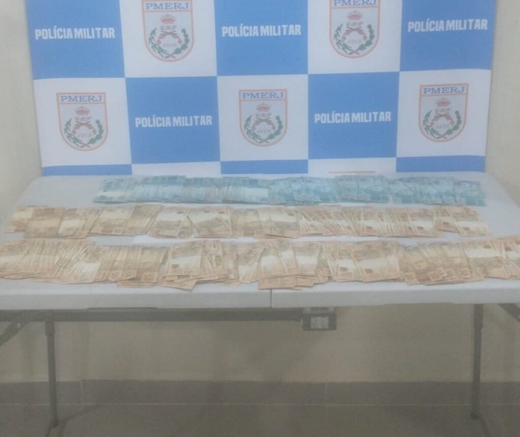 Jovem é PRESO POR Suspeita de Lavagem de Dinheiro Após Tndar Depositar R $ 79 mil em Banco Jovem é PRESO POR Suspeita de Lavagem de Dinheiro Após Tndar Depositar R $ 79 mil em Banco