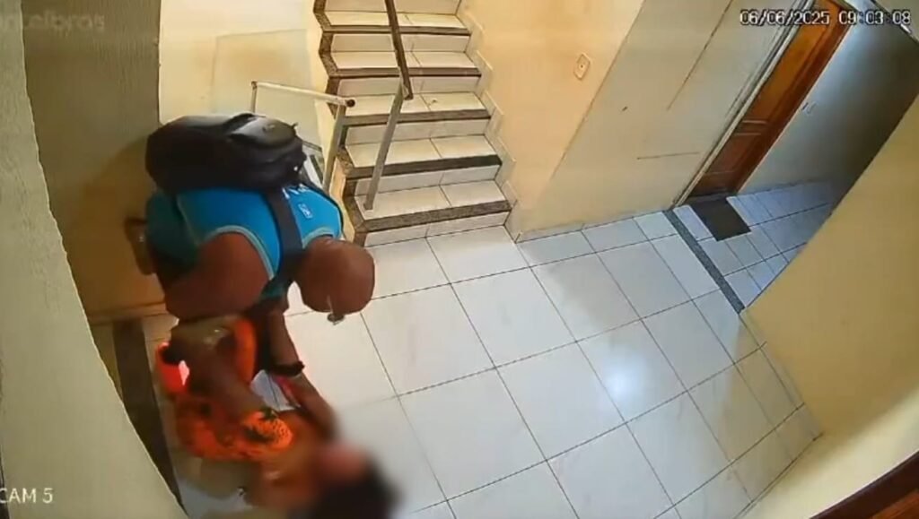 Polícia prende homem filmado espanfando um ex-mulher no recreio; Vídeo Mostra Agressão Polícia prende homem filmado espanfando um ex-mulher no recreio; Vídeo Mostra Agressão
