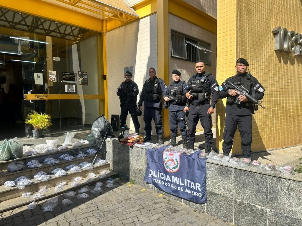 Homem És Preso com Dois Simulacros de Pistola e Farta Quantidade de Drogas em Três Rios | Sul do rio e costa verde