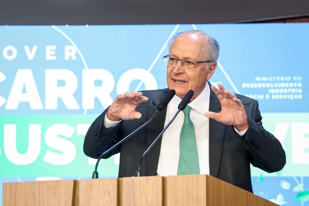 Brasil flexibiliza posição e aceita negociar regulamentação de big techs para evitar tarifaço; veja os pontos discutidos Brasil flexibiliza posição e aceita negociar regulamentação de big techs para evitar tarifaço; veja os pontos discutidos