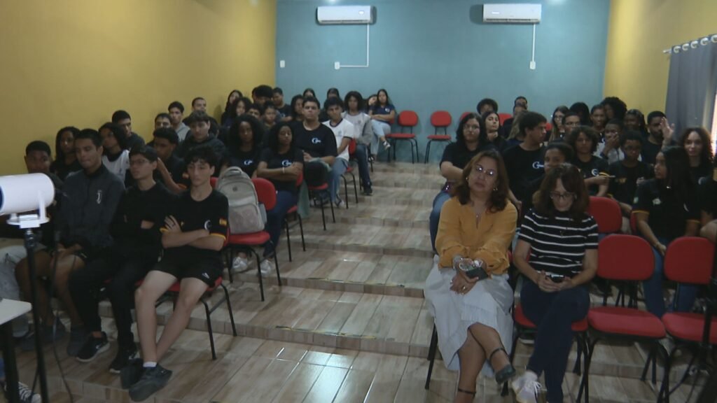 Mãe de adolescente AUTISTA DIZ QUE FILHO SOFREU RACISMO E BULLINGLY EM ESCOLA NO RJ; Projeto de Lei na alerj Busca combate de preconceitos