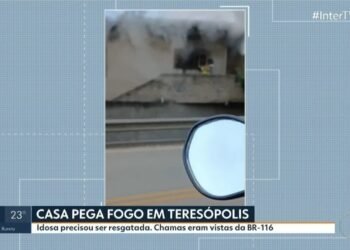 Incêndio atinge Casa em Teresópolis e Moradorora É Resgata Pelos Bombeiros
