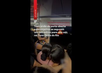 Trem no Rio Anda de Portas Abertas e Assusta Passageiros
